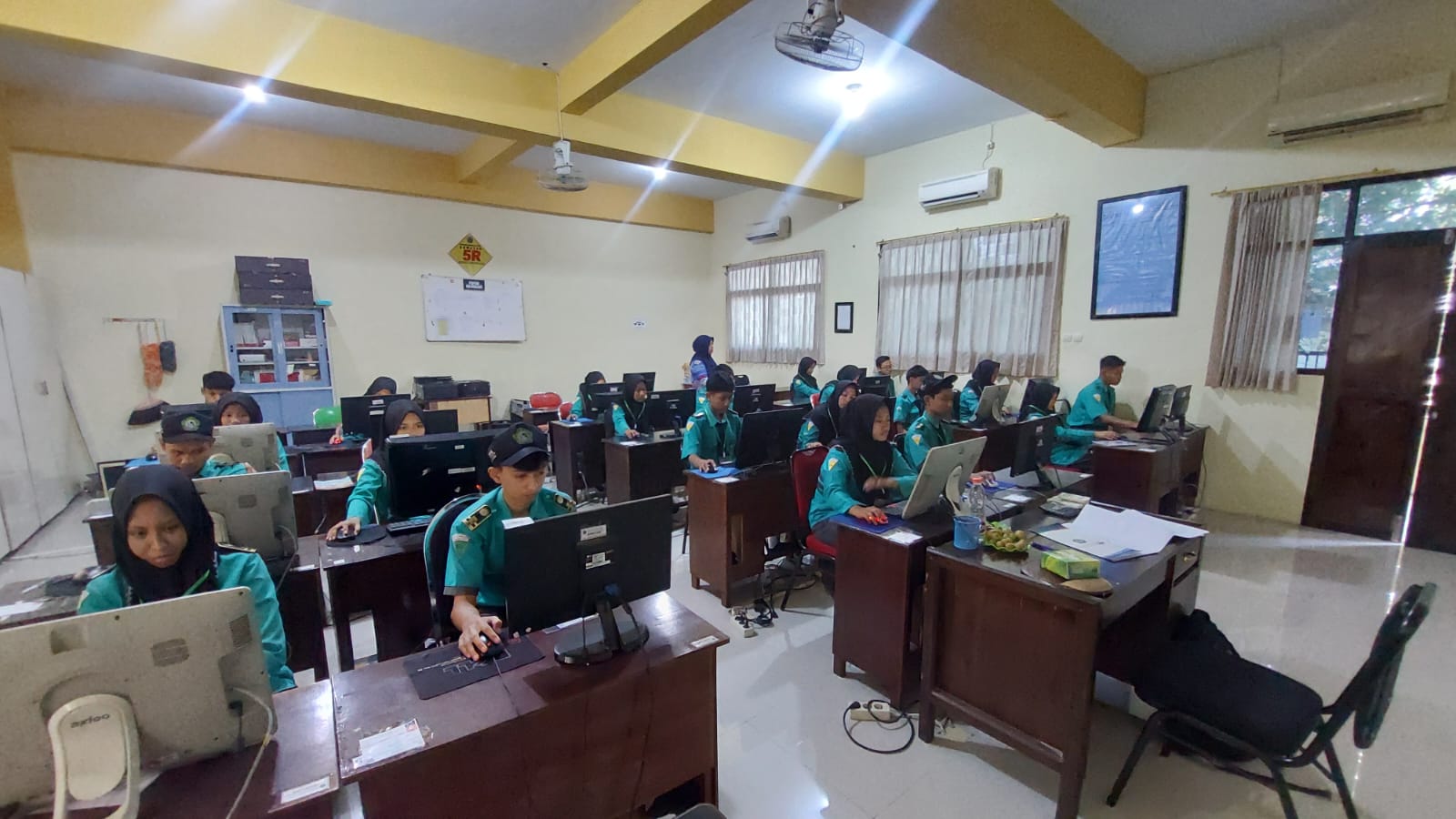 AKUNTANSI DAN KEUANGAN LEMBAGA AKUNTANSI DAN KEUANGAN LEMBAGA