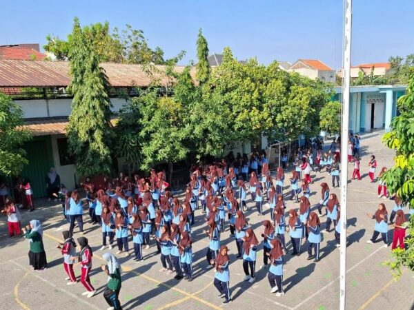 Upaya Relaksasi Pasca Ujian, SMK Islamic Qon Gelar Senam Sehat