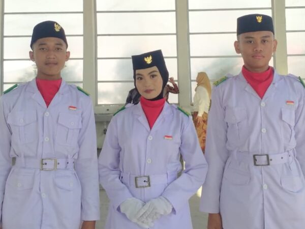 Tiga Siswa SMK Islamic Qon Bertugas Menjadi Anggota Paskibra Kecamatan Manyar
