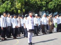 Menjaga Marwah Pesantren: SMK Islamic Qon Teguhkan Komitmen Santri Unggul dalam Upacara HSN 2025