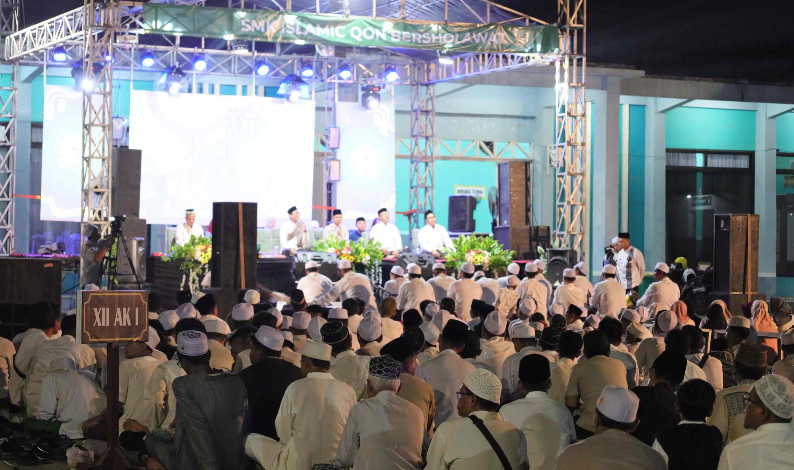 Gema Sholawat Sambut SPMB 2026-2027, Ribuan Jamaah Padati Lapangan SMK Islamic Qon
