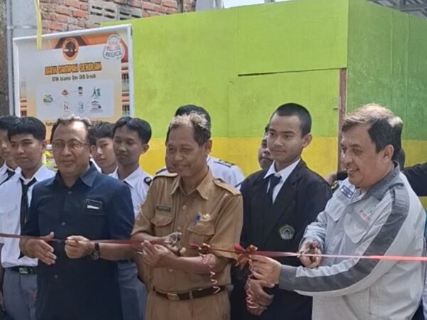SMK Islamic Qon Terima Program CSR dari PT Smelting dan Luncurkan Aplikasi Bank Sampah