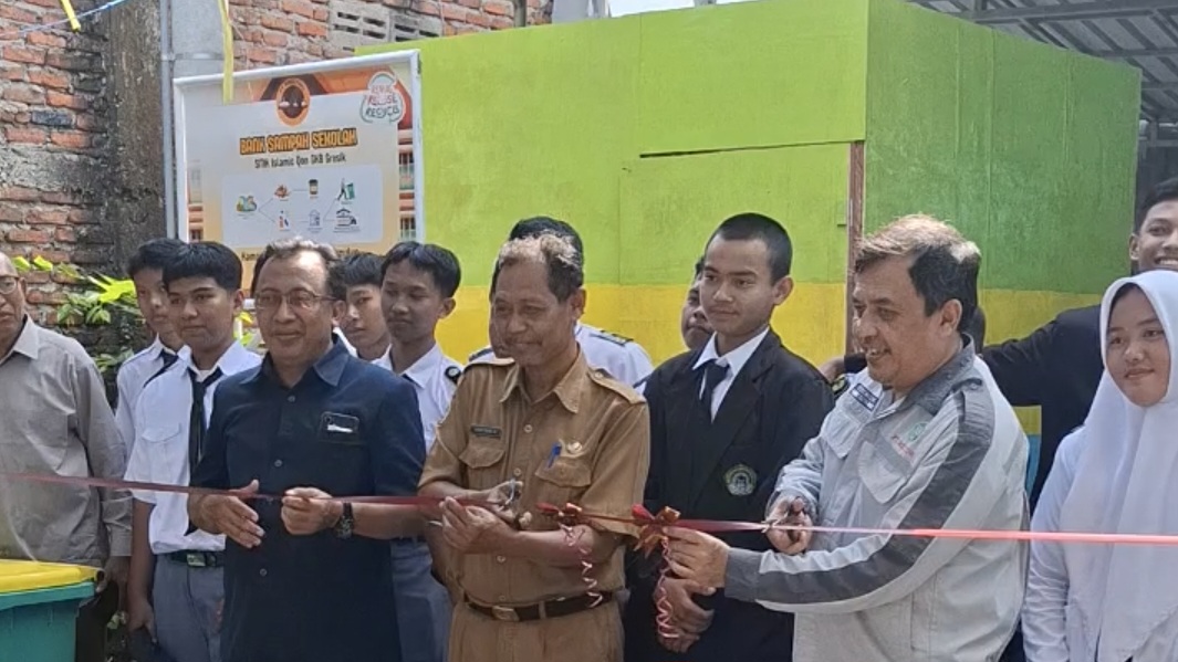 SMK Islamic Qon Terima Program CSR dari PT Smelting dan Luncurkan Aplikasi Bank Sampah