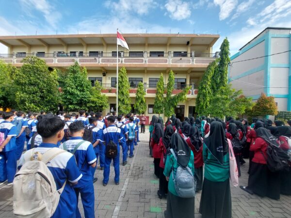 Bekali Murid Siap di Dunia Kerja, SMK Islamic Qon Berangkatkan 182 Peserta Prakerin