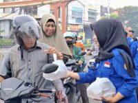 SMK Islamic Qon Tebar Keberkahan, Ratusan Paket Takjil Dibagikan di Kawasan GKB